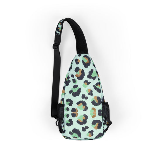Chest Bag Green Leopard by Mariu del Campo — strap and zipper detail