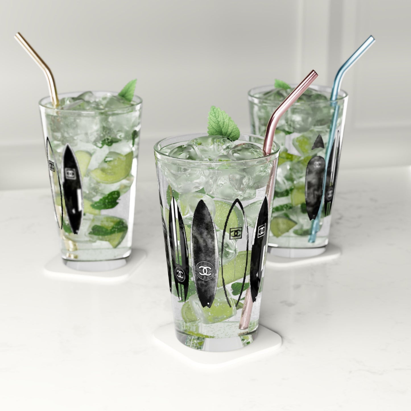 Glass Pint 16oz surf by Mariu del Campo. - Mariu del Campo