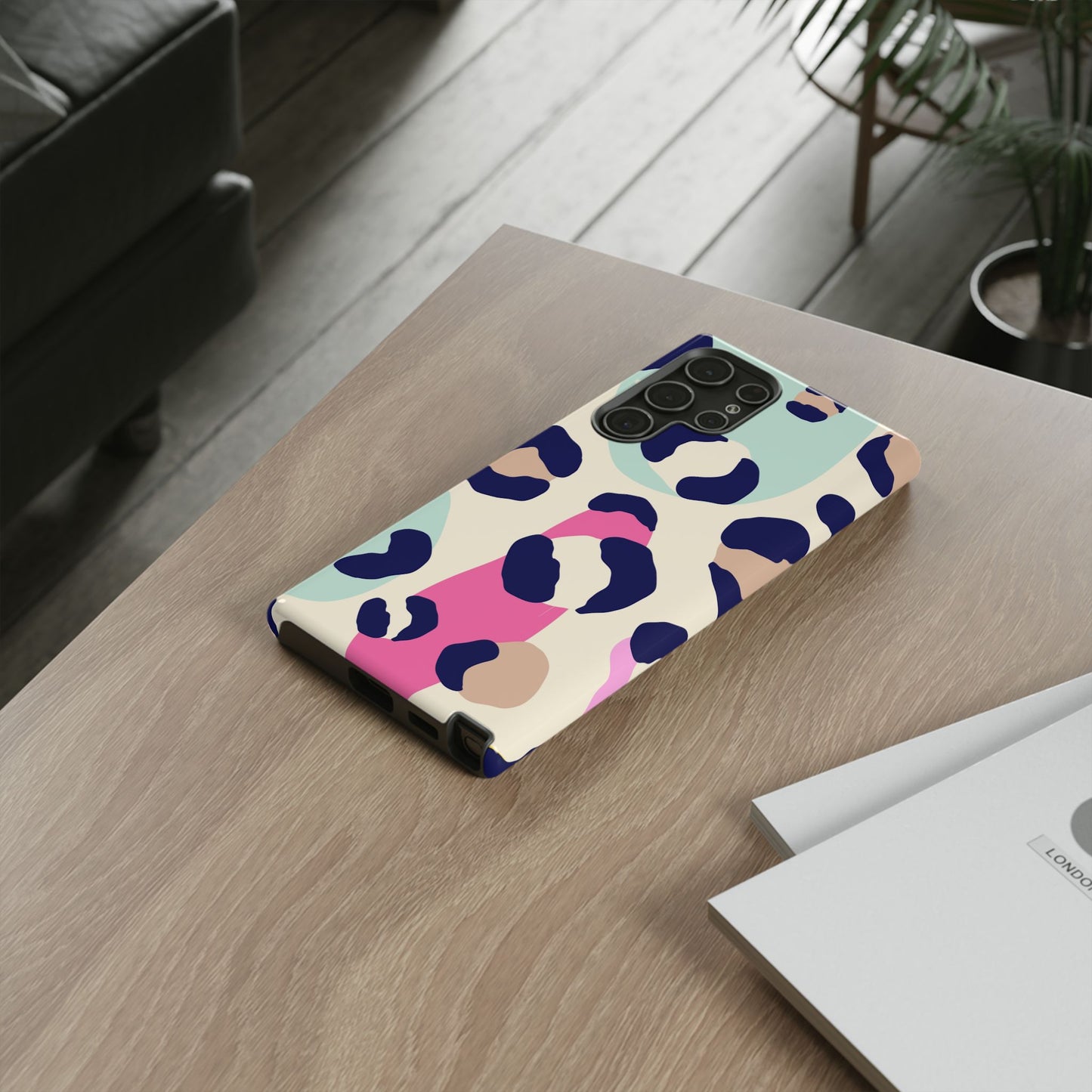 Cases Tough leopard by Mariu del Campo.