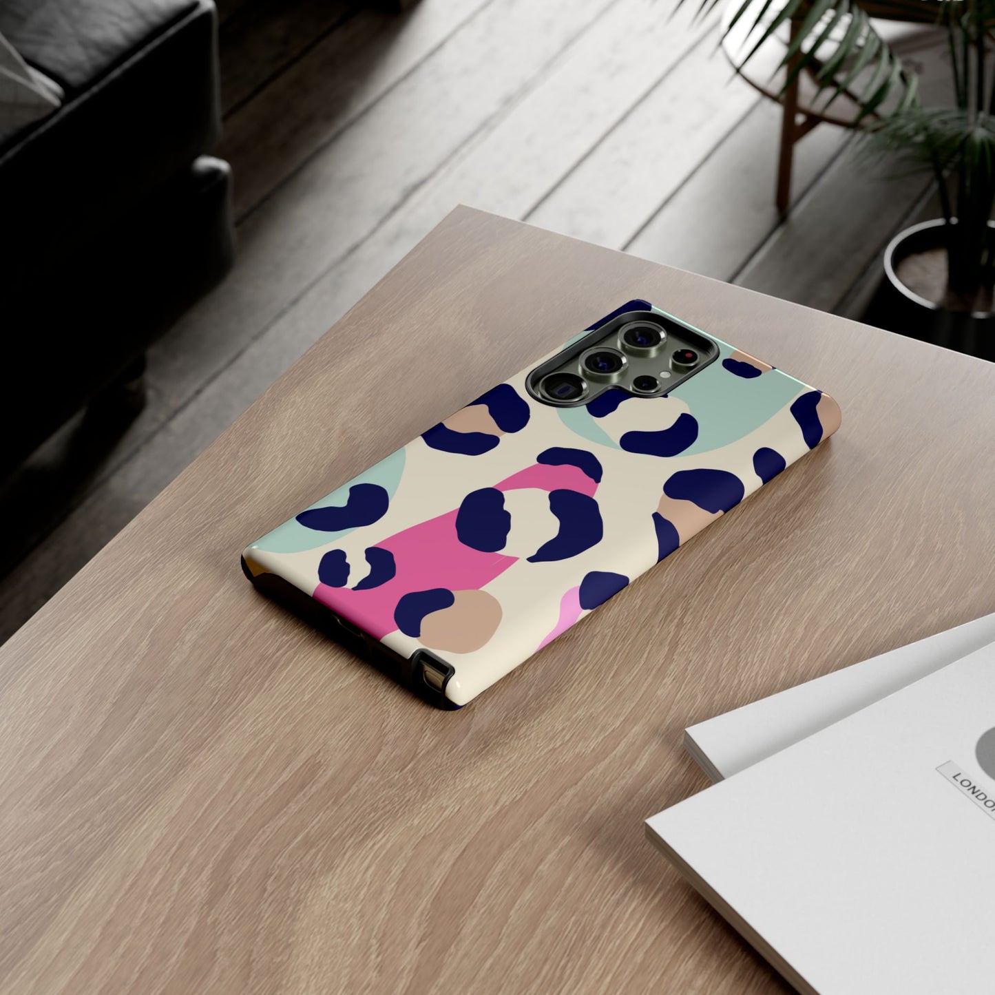 Cases Tough leopard by Mariu del Campo.